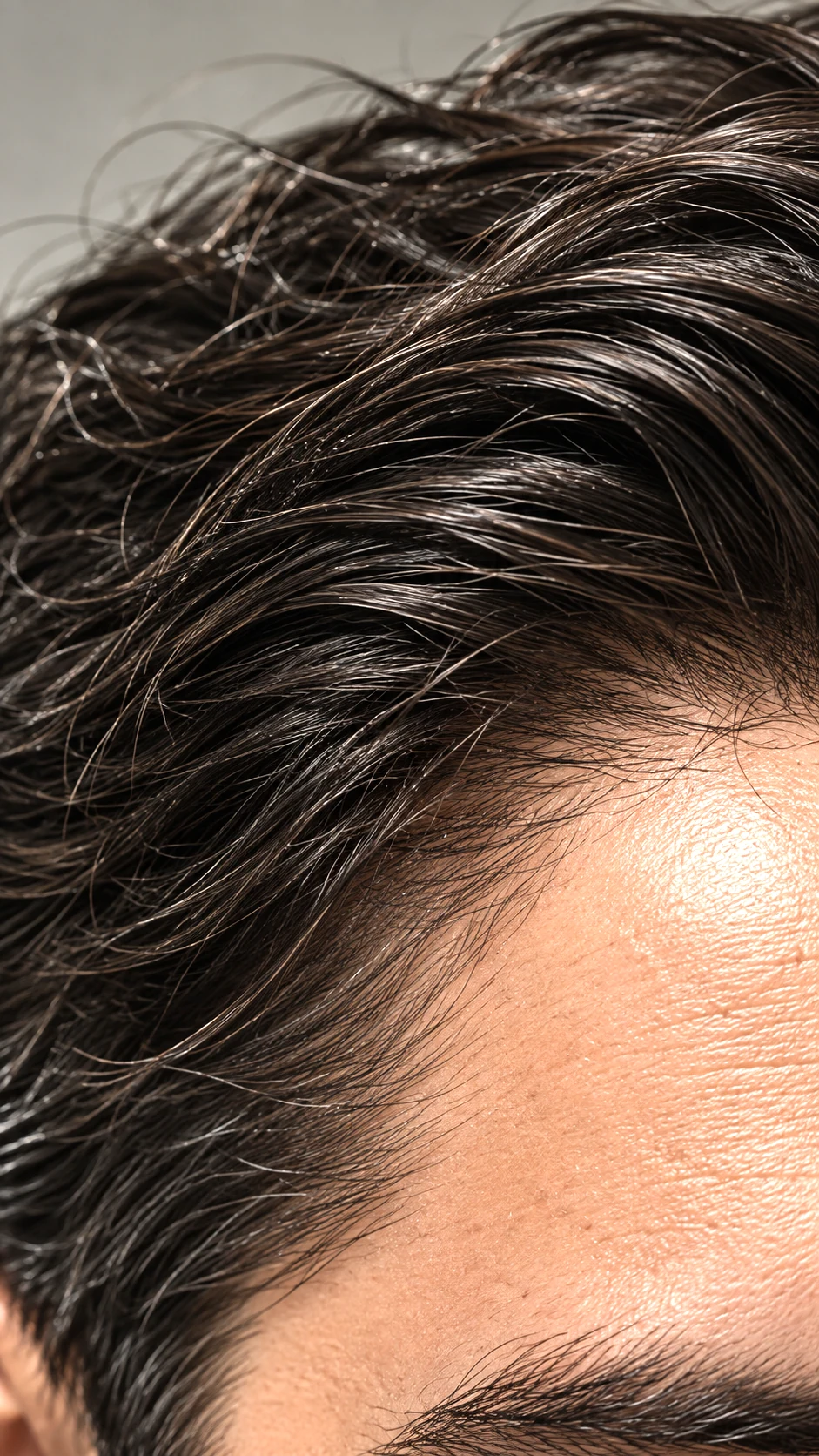 Detalle del cabello y frente de un hombre.