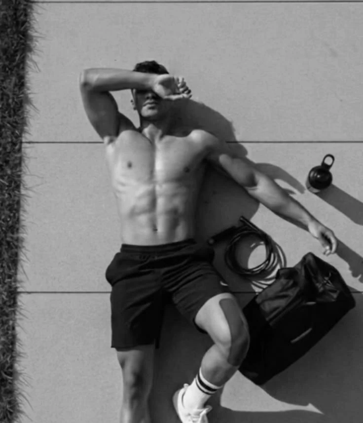 Fotografía en blanco y negro de un hombre con el torso descubierto.