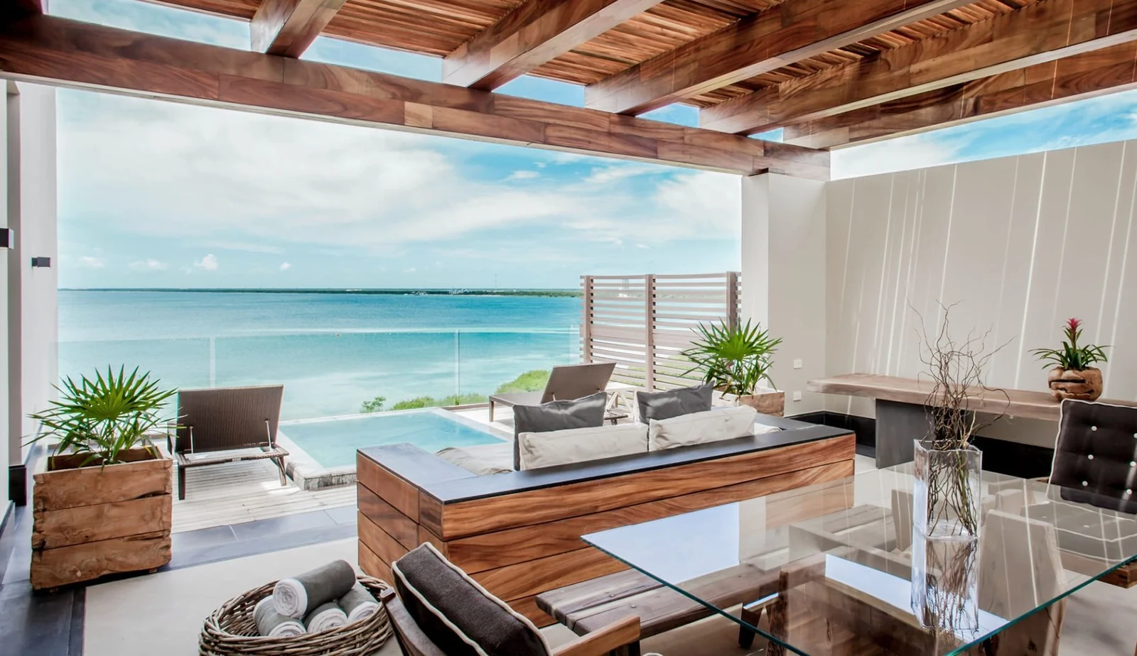 Una terraza de descanso abierta al mar Caribe.