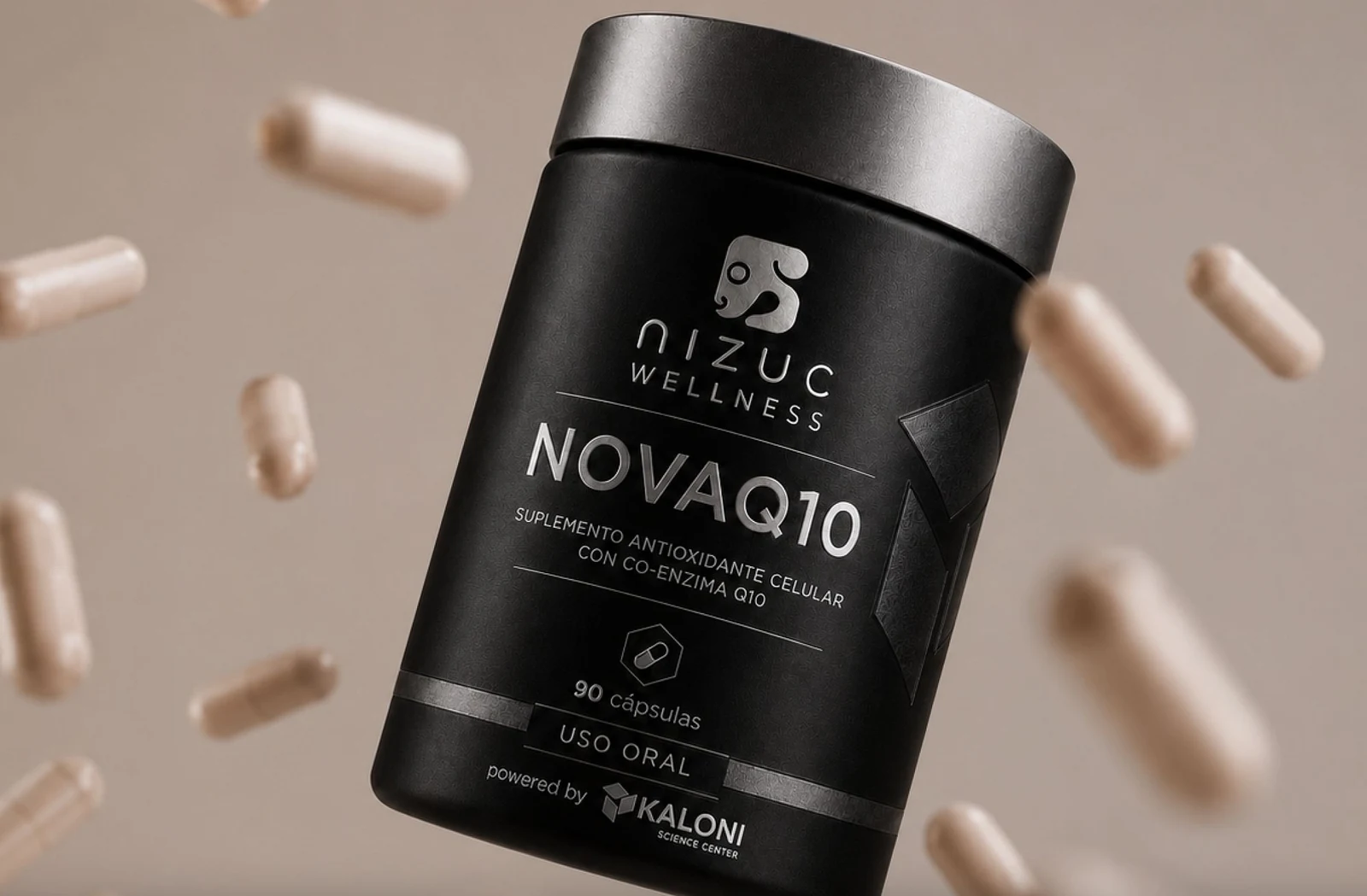 Un envase de NOVAQ10 de NIZUC Wellness rodeado de cápsulas.