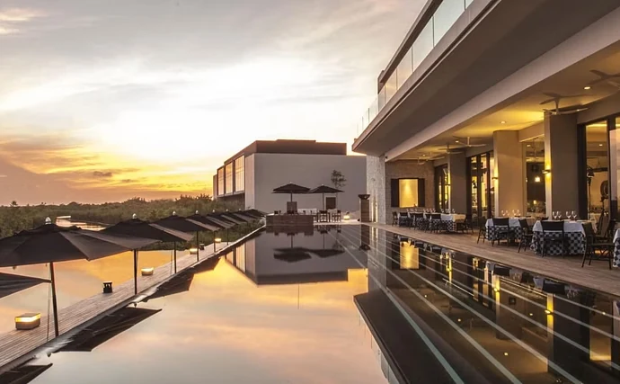 Una terraza y su espejo de agua al caer la tarde.