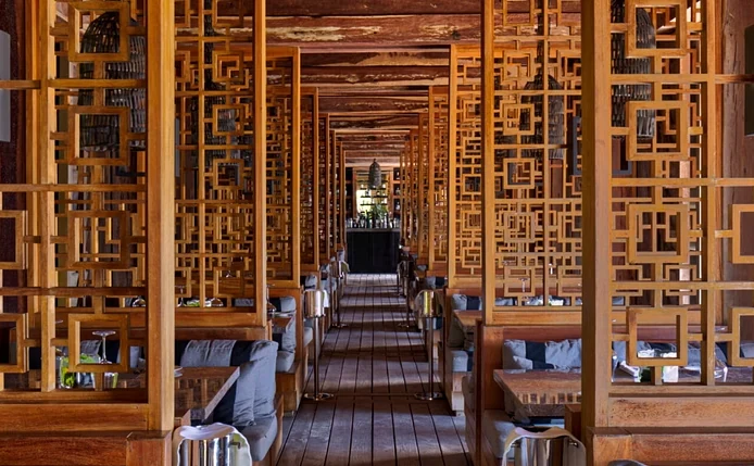 La entrada del restaurante La Punta entre celosías de madera.