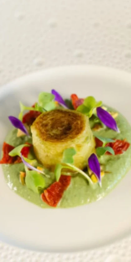 Una composición de alta cocina con vegetales y flores comestibles.